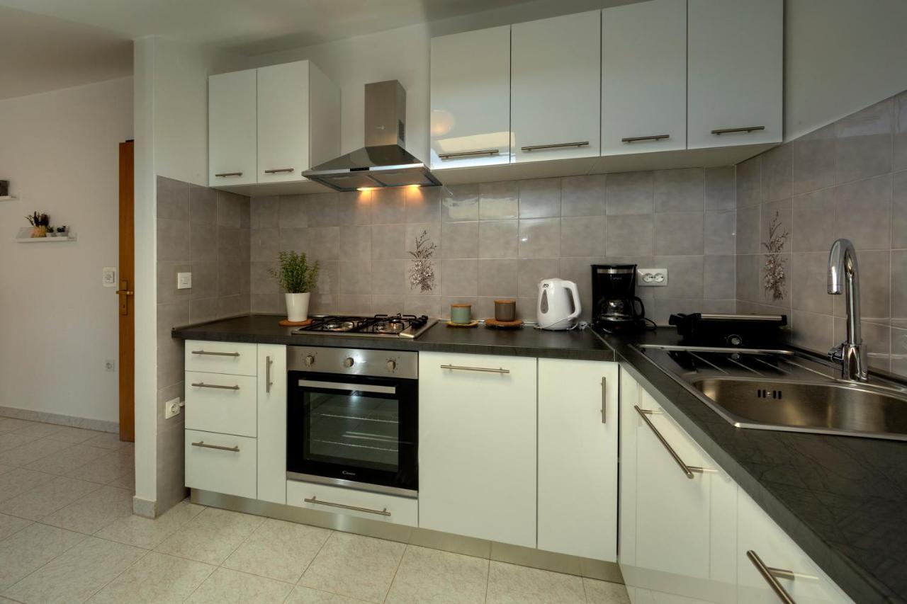 App Fiorela Porec Exterior photo